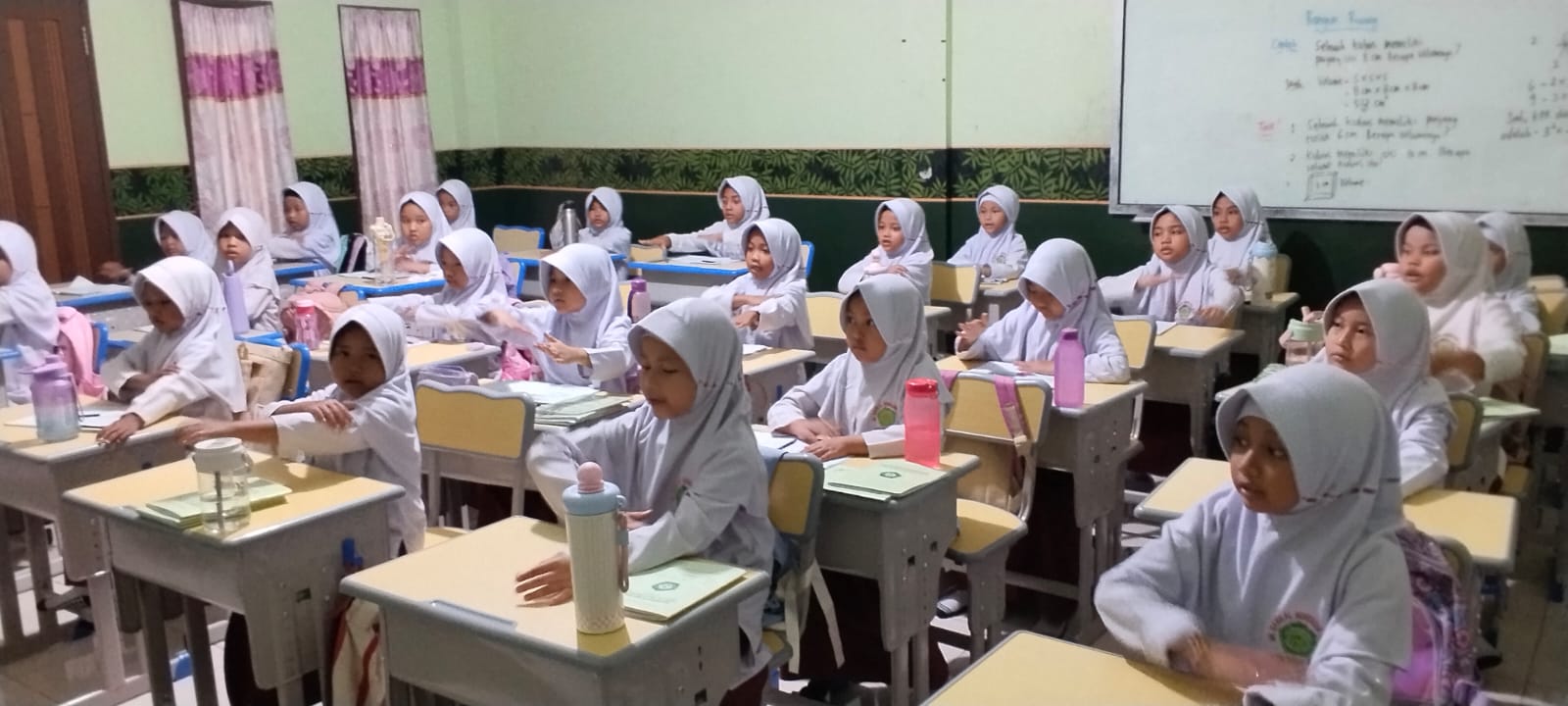 MIS Sabilal Muhtadin Plus - SUPERVISI KELAS MIS SABILAL MUHTADIN PLUS oleh KEPALA MADRASAH